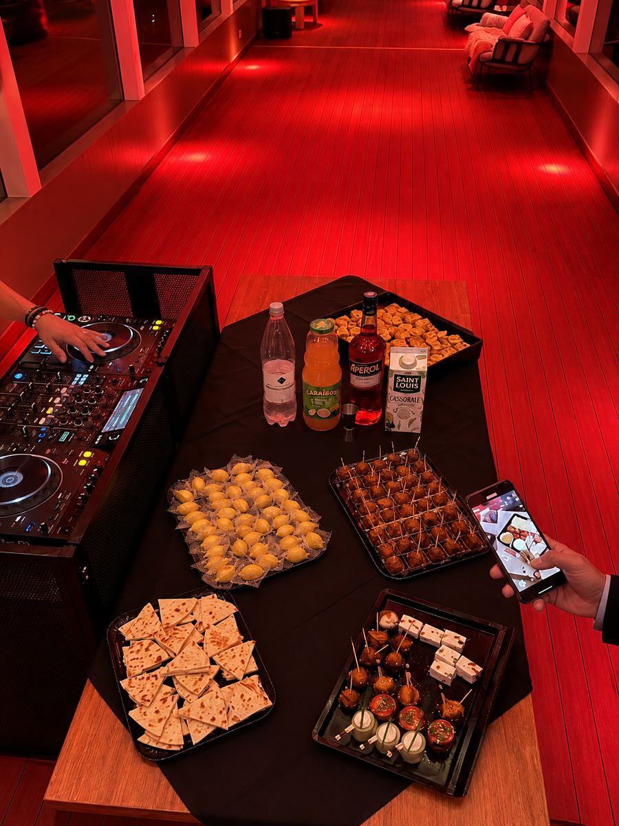 Buffet de soirée dressé près de la cabine du DJ : navettes, croquettes et pièces apéritives