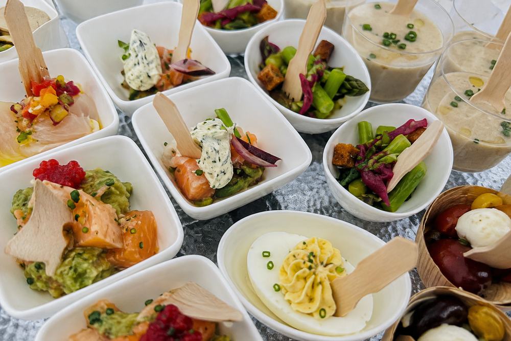 Verrines de saumon, asperges, œufs mimosa et velouté, prêtes à servir