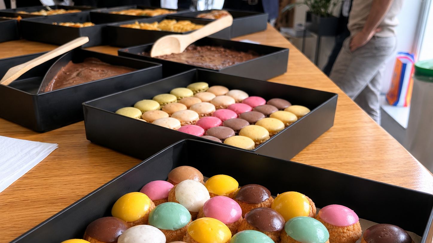 Buffet sucré en entreprise : choux glacés, macarons et mousses au chocolat